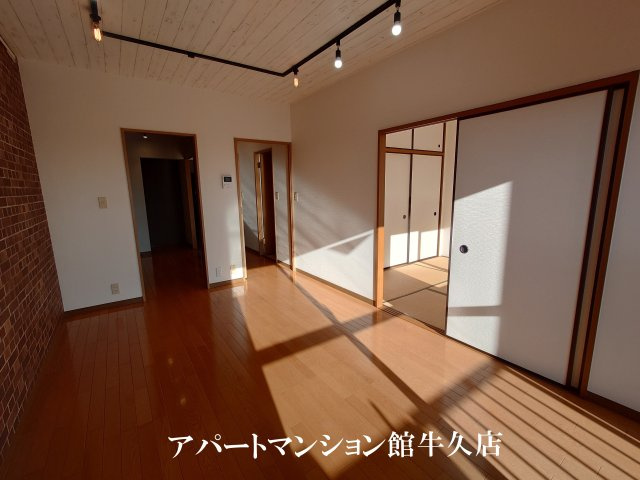 ハイツサンパークの居間・リビング