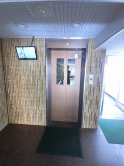 【その他共用部分】 | お買い物時やベビーカーの出し入れに便利なエレベーター付です。