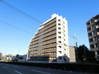 【外観】 | 浅草線「馬込」駅徒歩3分！駅近ならではの便利な住環境も魅力的です。
陽当たり良好、雨の日も洗濯便利なサンルーム付。各居室に収納新設♪