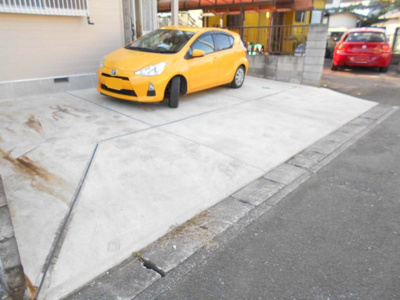 【駐車場】 | 中古戸建　蓮田市　大字黒浜　全1棟　1号棟　41坪 | 駐車場があるので、車を買う予定の方も安心です