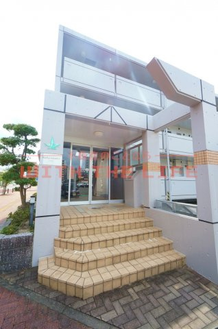 MAPLECOURT（メープルコート）Ⅰ【キャッシュバック対象物件】のエントランス|ゆとりのあるエントランスです