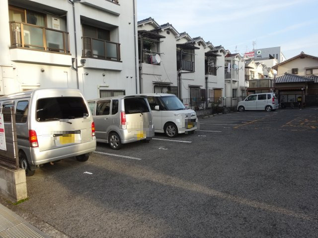 シャルム西之山の駐車場
