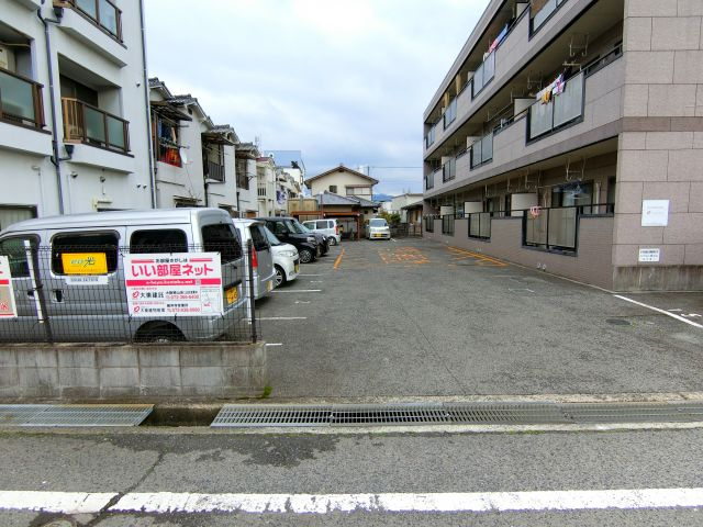 シャルム西之山の駐車場