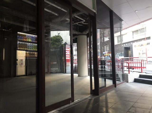 新宿区四谷４丁目の店舗一部のエントランス