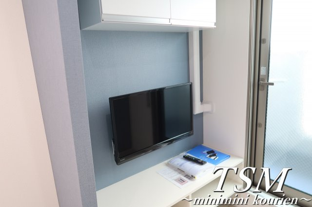 あんしん+石津南町 08-4005の設備|備え付けの壁掛けテレビとテレビボード
