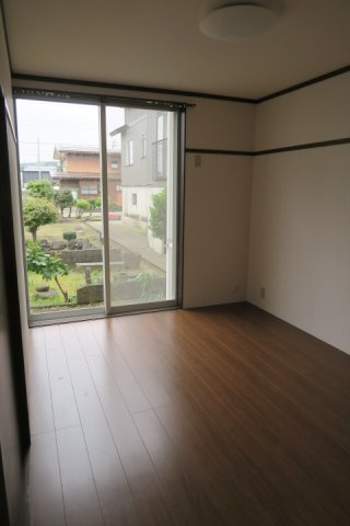 【内装】 | エクセル2000 | 洋室6帖です。角部屋なので窓があります。