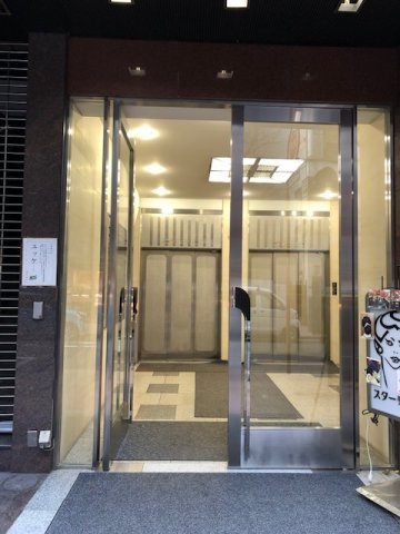 中島商事ビルのエントランス