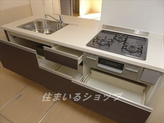 広島市安佐北区深川３丁目のアパートのキッチン|３口ガスコンロ・グリル付きシステムキッチン