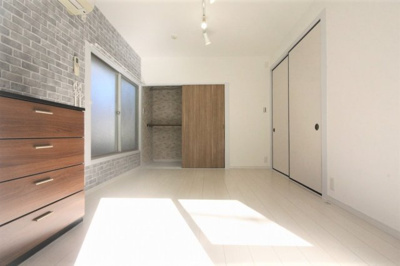 【洋室】 | エアリス・横浜 | エアリス・横浜　　　1階の洋室です。こちらはライティングレールを施しました♪キッチンと１階洋室にあるチェスト（収納）は残地物となります。