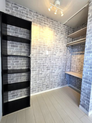 【収納】 | エアリス・横浜 | エアリス・横浜　　　レンガ調のクロスに黒の収納棚、可動式棚＆クローゼットバーを施しました♪