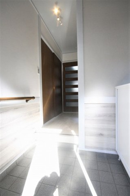 【玄関】 | エアリス・横浜 | エアリス・横浜　　　ひろびろとした戸建の玄関です！