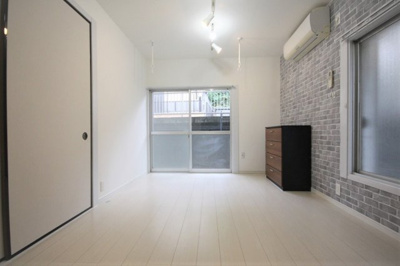 【洋室】 | エアリス・横浜 | エアリス・横浜　　　1階洋室にはエアコンと室内物干し機を設置しています♪