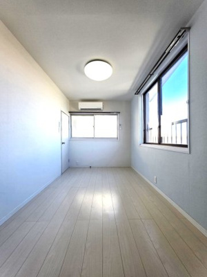 【洋室】 | エアリス・横浜 | エアリス・横浜　　　2階の洋室です！　2面採光でとっても明るいお部屋です♪