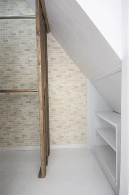 【収納】 | エアリス・横浜 | エアリス・横浜　　　1階洋室クローゼットの横です。階段下にも収納棚を設けています♪