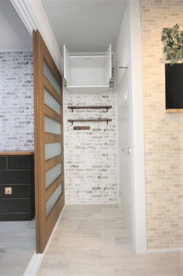 【内装】 | エアリス・横浜 | エアリス・横浜　　　トイレ前にも上部収納とフックをつけています♪