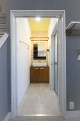 【洗面所】 | エアリス・横浜 | エアリス・横浜　　　洗面所入り口にもレールをつけていますので、カーテンで仕切れますし、ロールスクリーンでも良いですね♪