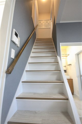 【内装】 | エアリス・横浜 | エアリス・横浜　　　アクセントクロスがお洒落な階段です♪