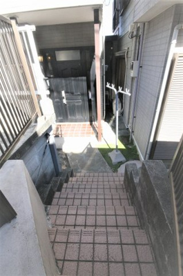 【その他】 | エアリス・横浜 | エアリス・横浜　　　階段を降りて玄関があります。プライベート感がいいですね♪