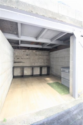 【収納】 | エアリス・横浜 | エアリス・横浜　　　玄関前の物置です！かなり奥行きがあります。ただし、防水検査はしておりませんので、大事な物は控えた方が良いです。