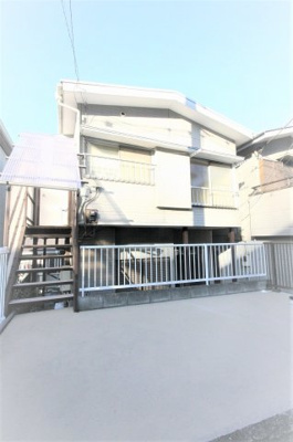 【外観】 | エアリス・横浜 | エアリス・横浜　　　戸建をリノベーションした駅近アパートメントです♪