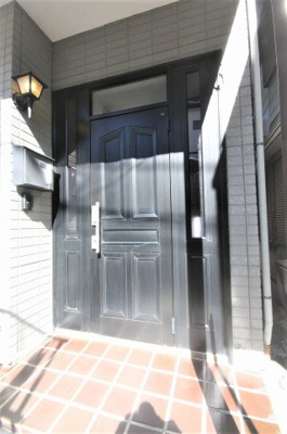 【玄関】 | エアリス・横浜 | エアリス・横浜　　戸建用の大きな玄関とお洒落な外灯があります♪