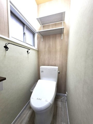 【トイレ】 | エアリス・横浜 | エアリス・横浜　　　便利な可動式棚と温水洗浄便座♪　換気窓もいいですね♪