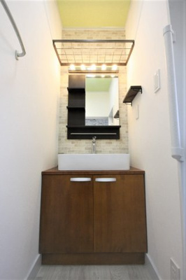 【独立洗面台】 | エアリス・横浜 | エアリス・横浜　　　お洒落な照明付きの洗面台です！上部にも収納できるように網をつけました。もちろん洗面台下部にも収納できます♪