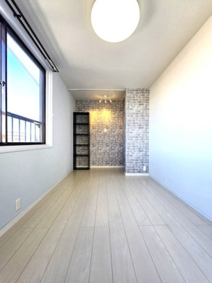 【洋室】 | エアリス・横浜 | エアリス・横浜　　　2階の洋室です！収納スペースにも照明を付けました♪天井にはレールをつけていますので、カーテンでも仕切れますし、ロールスクリーンでもいいですね♪