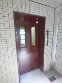 【その他共用部分】 | お買い物時やベビーカーの出し入れに便利なエレベーター付。