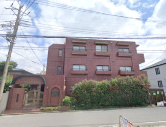【外観】 | 閑静な住宅街、近くに小中学校・公園があり子育てファミリーに嬉しい住環境！
人気の1階角部屋、専用庭付です。