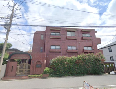 【外観】 | ライオンズマンション岩井町 | 閑静な住宅街、近くに小中学校・公園があり子育てファミリーに嬉しい住環境！
人気の1階角部屋、専用庭付です。