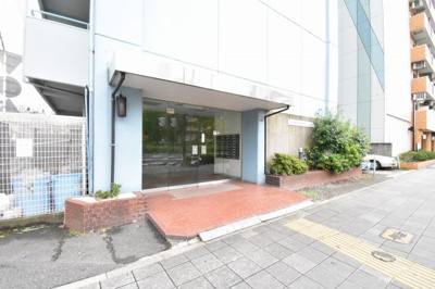 【エントランス】 | 財形第一元木マンション | JR東海道線・京浜東北線・南武線「川崎」駅徒歩12分、JR南武線「八丁畷」駅徒歩4分。
通勤時間の短縮でご家族と過ごす時間を増やす事が出来ます。