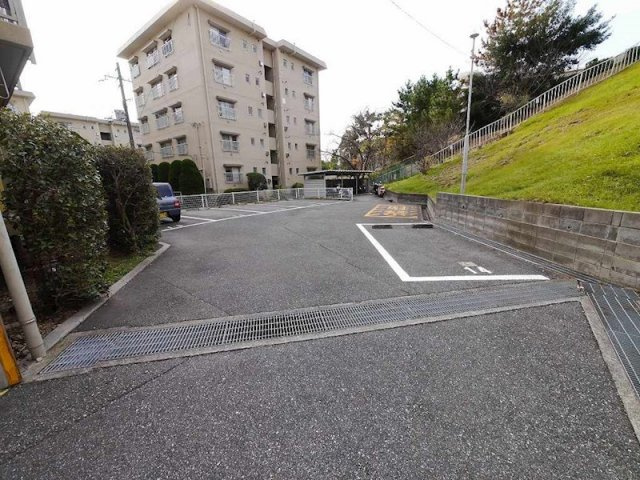 神陵台特別の駐車場