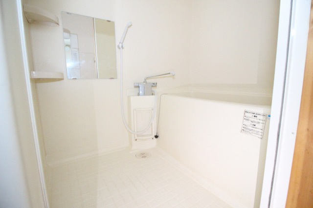 あざみのスクエアの浴室|コンパクトで使いやすいお風呂です