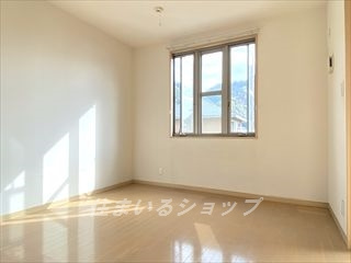 広島市安佐北区三入１丁目のアパートの寝室