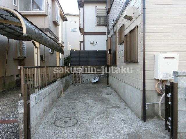 井野　中古戸建　リフォーム住宅の駐車場|大型も楽々駐車出来ます。