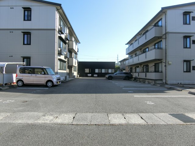 リビングタウン弓ヶ浜G棟の駐車場