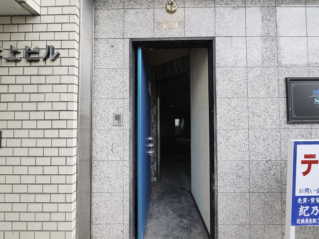 井上ビル（大宮町）のエントランス