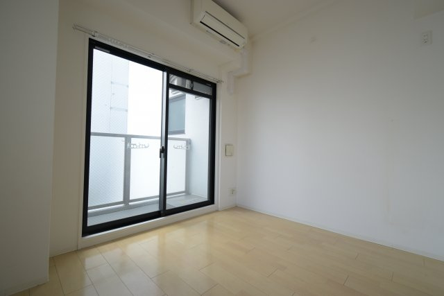 ベルエ難波西の洋室