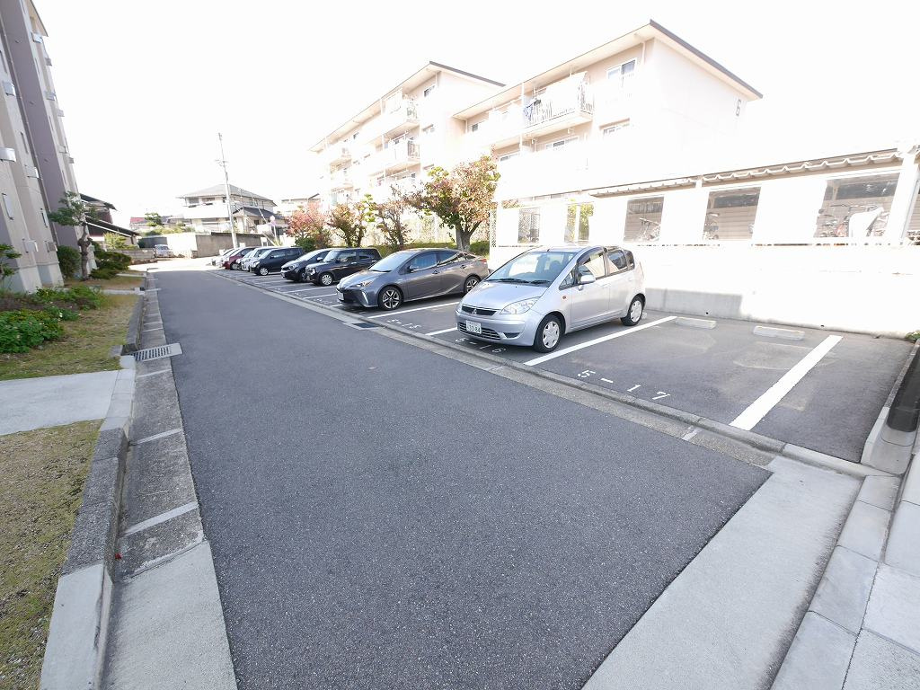高丘台住宅5号棟の駐車場