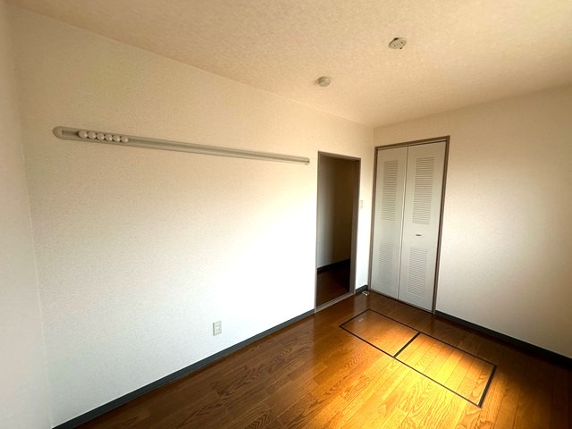 【寝室】 | ベガプラザビル | 洋室5.1帖☆クローゼットと床下収納があります♪荷物の多い方も安心の収納力です！壁にはピクチャーレールがあり、絵や写真が飾れます☆