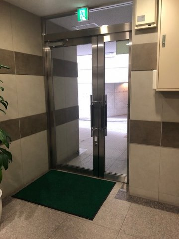 麹町３丁目ビルのエントランス