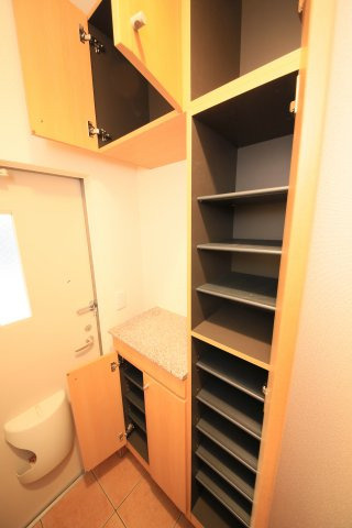 ポルト・プレッソの収納|収納豊富なシューズボックス