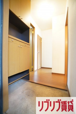 ロイヤルクレッセント西登戸の玄関