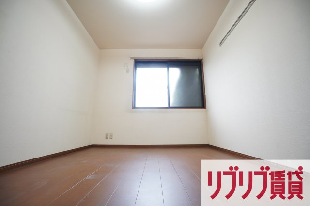 ロイヤルクレッセント西登戸の洋室