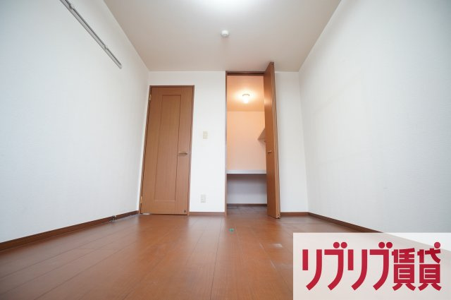 ロイヤルクレッセント西登戸の洋室