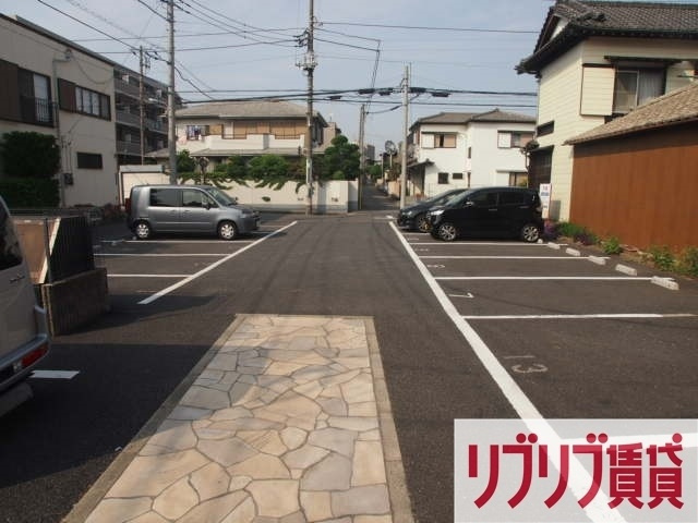 ロイヤルクレッセント西登戸の駐車場