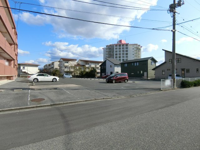フジパレス新開の駐車場