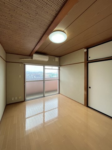 フジパレス新開の洋室