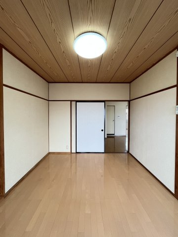 フジパレス新開の洋室